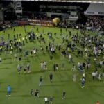 Fãs do Grimsby invadem o gramado após derrotar o United de Amorim