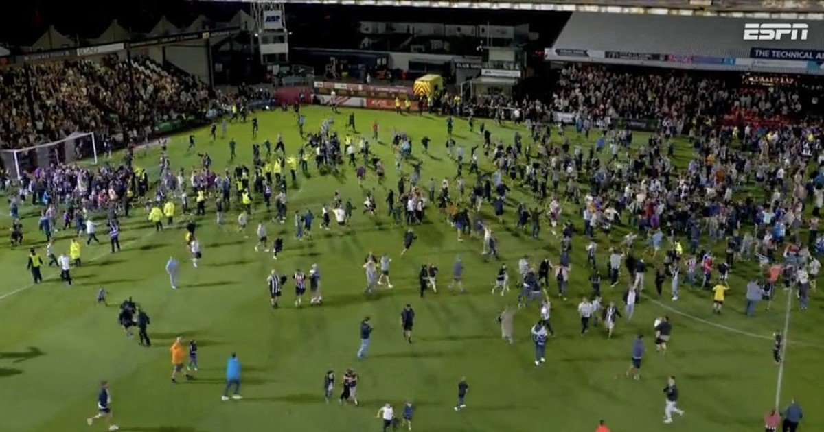 Fãs do Grimsby invadem o gramado após derrotar o United de Amorim