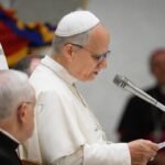 O Santo declara que a “genuína expectativa” mora em confiar que, em meio à dor mais desigual, oculta-se a “brotal de uma existência renovada