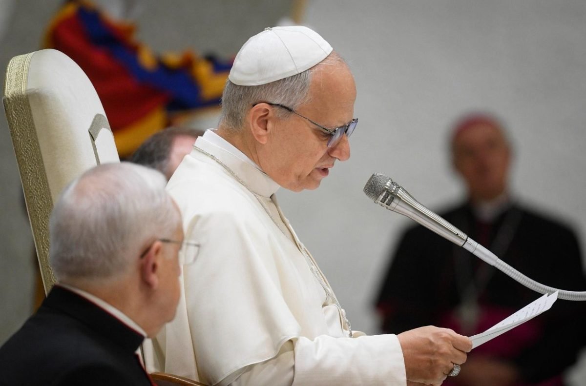 O Santo declara que a “genuína expectativa” mora em confiar que, em meio à dor mais desigual, oculta-se a “brotal de uma existência renovada