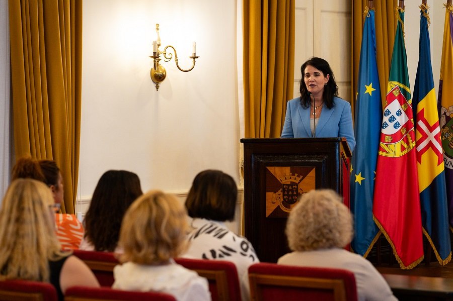 Análise da realidade sociocultural do Funchal apresentada em obra.