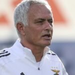 Mourinho inicia no banco do Benfica com caderno e lápis em punho