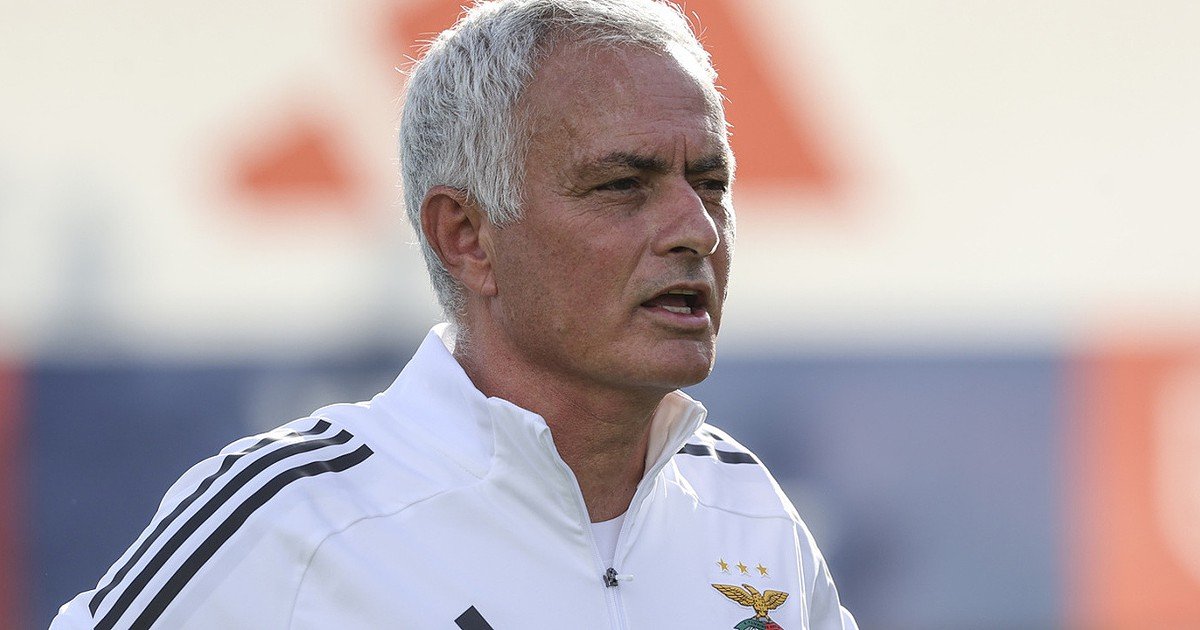 Mourinho inicia no banco do Benfica com caderno e lápis em punho