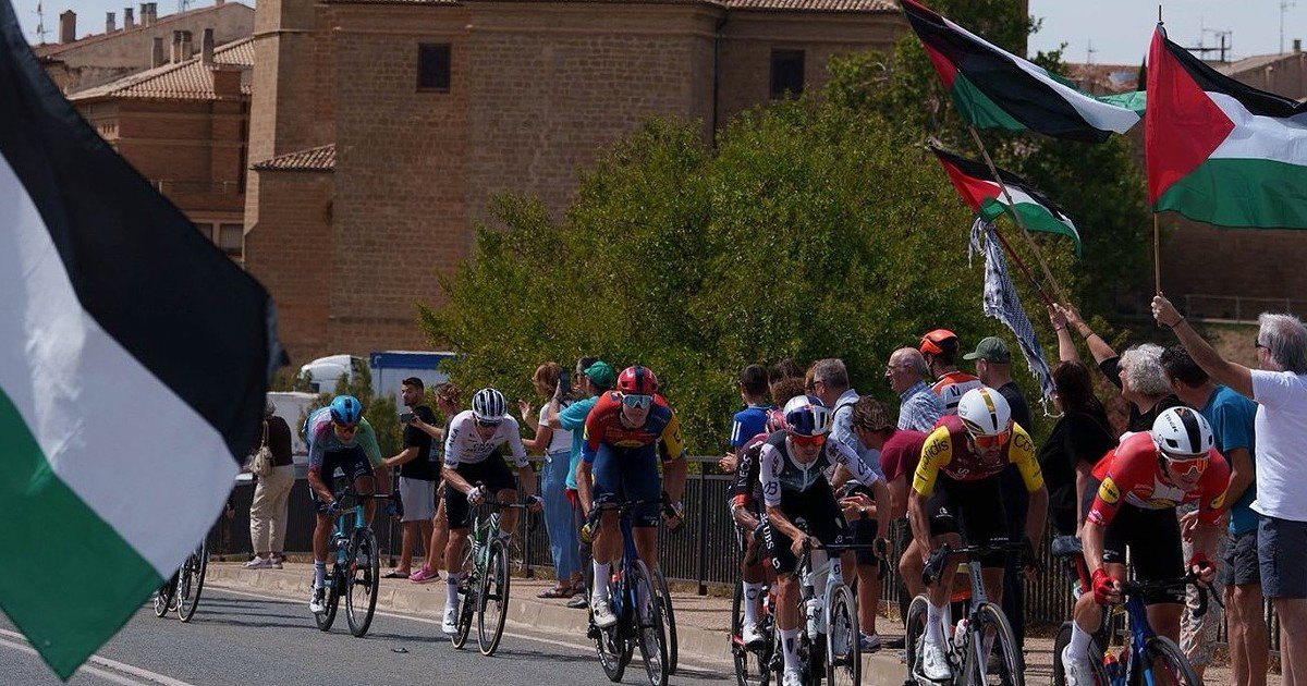 Diretor esportivo da Volta comenta sobre manifestações contra a Israel-Premier Tech: ‘Apenas existe uma resposta e todos conhecemos a resposta’
