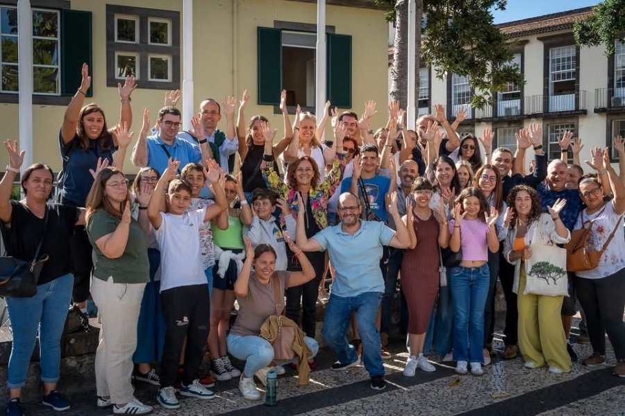 Funchal celebra o Dia Internacional do Deficiente Auditivo com levantamento da bandeira