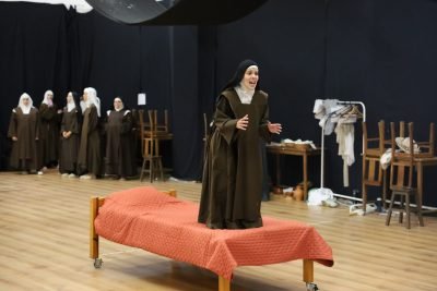 Comédia ilustra a existência de Santa Teresinha do Menino Jesus, que ‘apenas desejou ser minúscula’ (c/fotos)