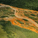 Por que os rios do salmão do Alasca estão de repente sangrando laranja