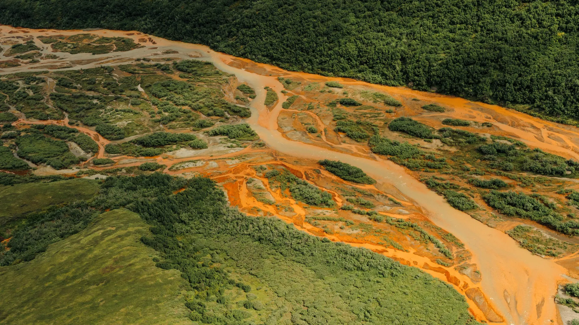Por que os rios do salmão do Alasca estão de repente sangrando laranja