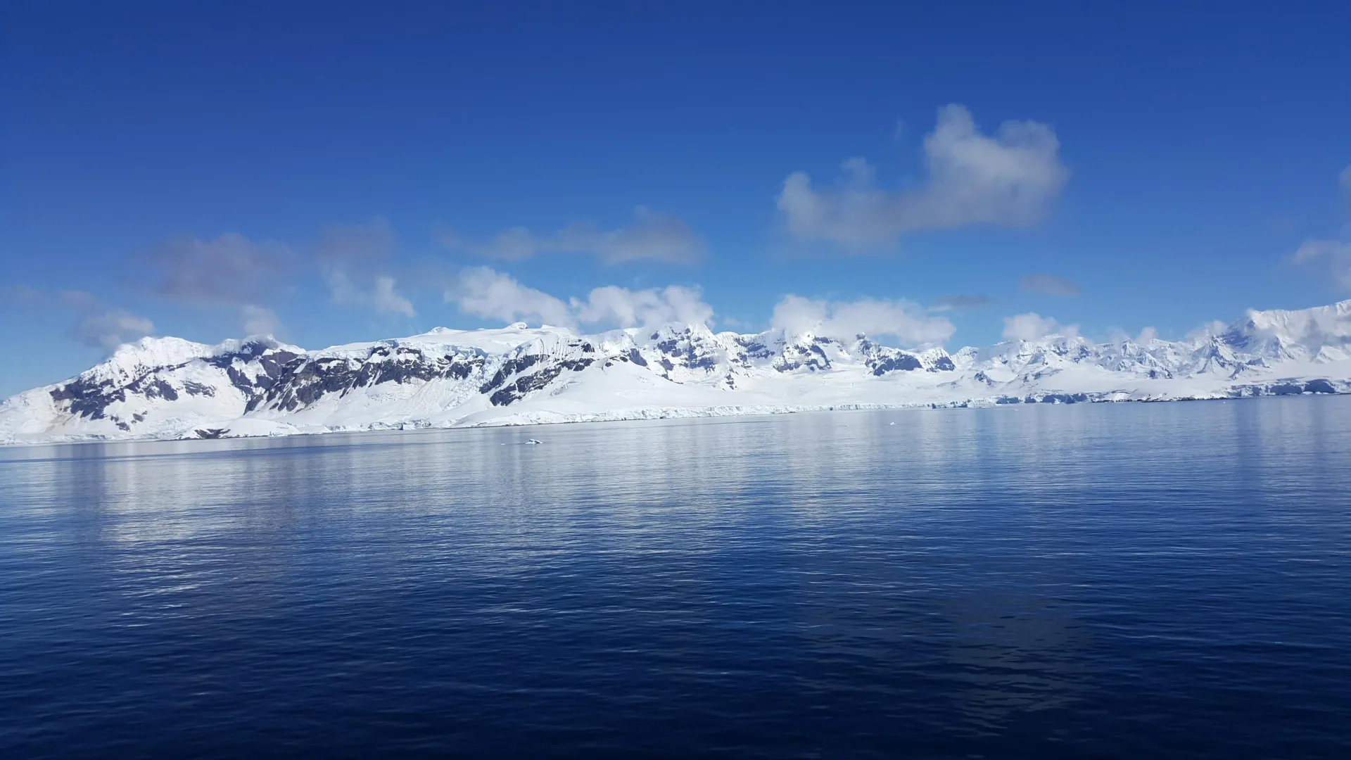332 imensos desfiladeiros recém-descobertos sob o gelo da Antártida