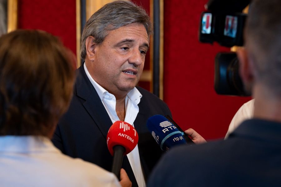 Câmara do Funchal autoriza início de processo para revitalização do Bairro da Ponte e solicitações de ajuda para materiais escolares.