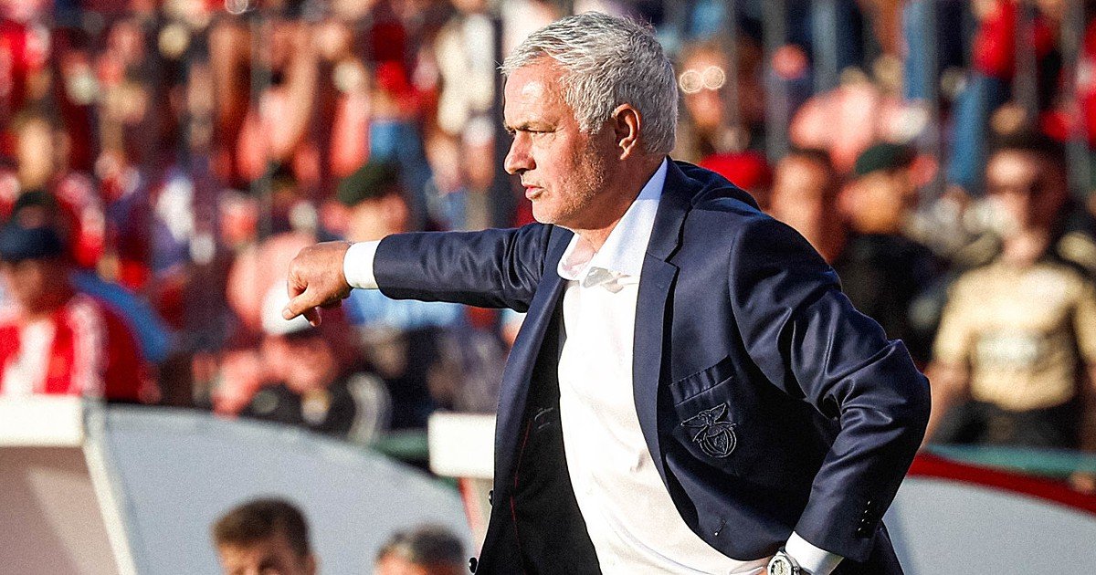 A partida foi o que o Estoril desejou e o juiz autorizou. Se isso é o futebol atual, não aprecio.