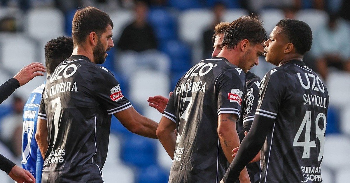 Vitória de Guimarães triunfa sobre Cinfães com dois golos de Nélson Oliveira.