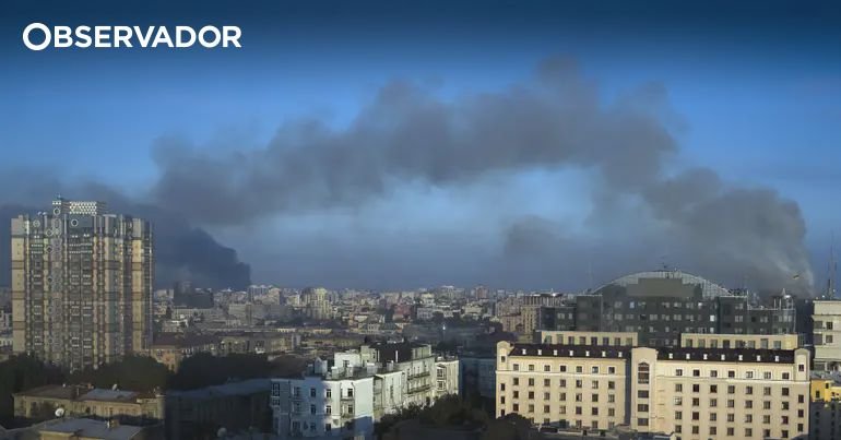 Kyiv sofre o ataque mais intenso com drones russos desde o começo do conflito; sede do governo ucraniano atacada e quatro vidas perdidas.