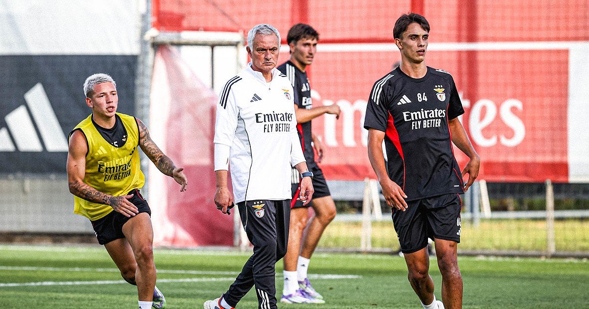 Os onzes do Benfica e Chelsea. Mourinho altera somente uma peça.