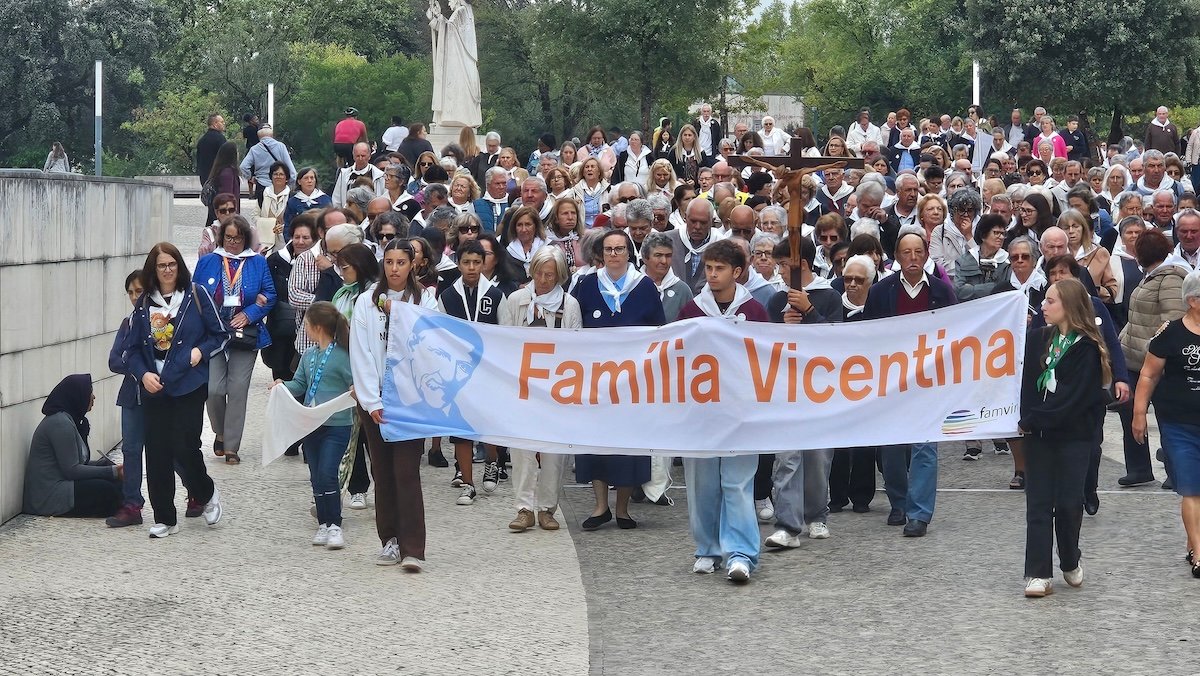 Novas Perspectivas de Tempo, Espaço e Indivíduo Influenciam Maneiras de Auxiliar os Necessitados