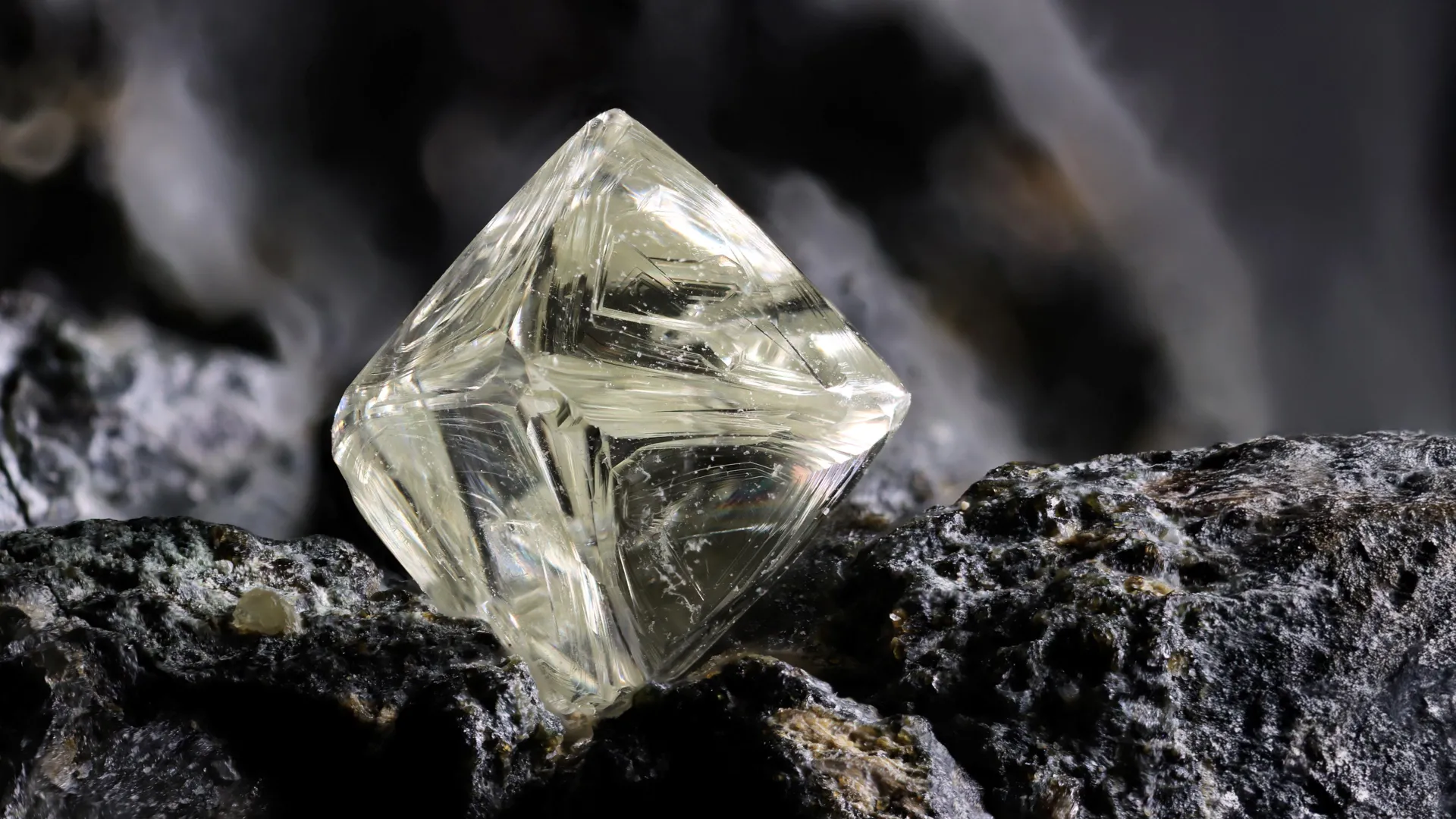 Cientistas descobrem o segredo explosivo de como diamantes chegam à superfície