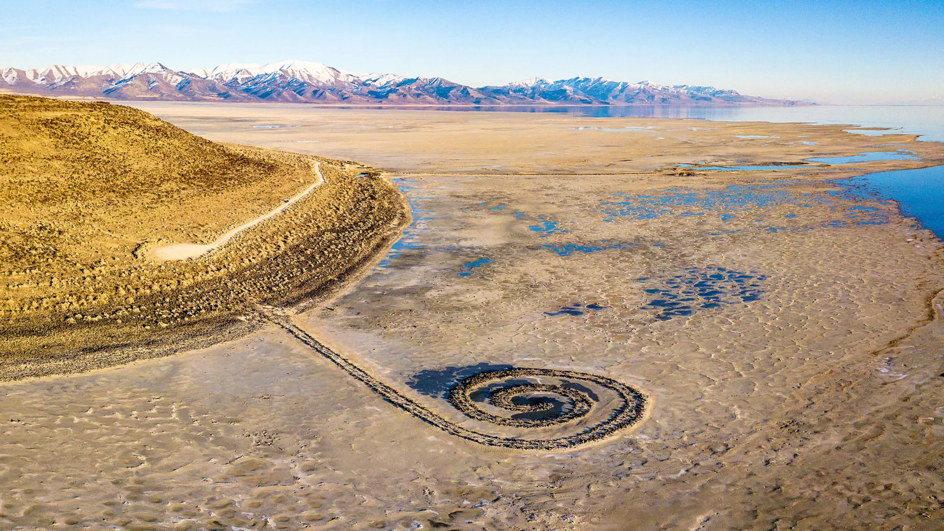 Cientistas surpresos com ilhas peculiares e fontes ocultas surgindo no Grande Lago Salgado