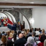 Inauguração do II Congresso Regional de Gestão Educacional: a parlamentar Helena Leal enfatiza a aplicação persistente do Município do Funchal na formação.