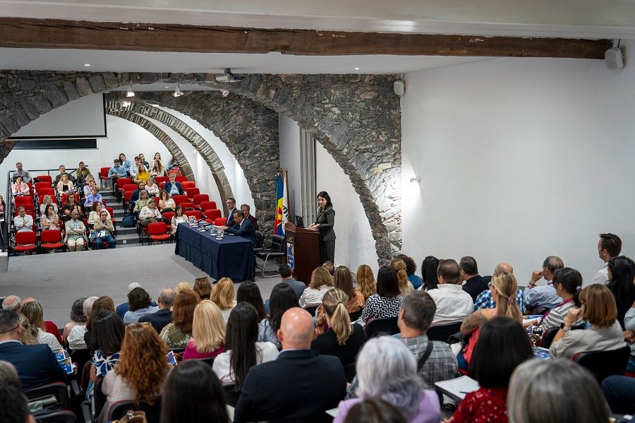 Inauguração do II Congresso Regional de Gestão Educacional: a parlamentar Helena Leal enfatiza a aplicação persistente do Município do Funchal na formação.