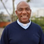 Os acolhimentos e sorrisos do sacerdote Custódio Langane que auxiliam na recuperação no IPO – Emissão 30-10-2025