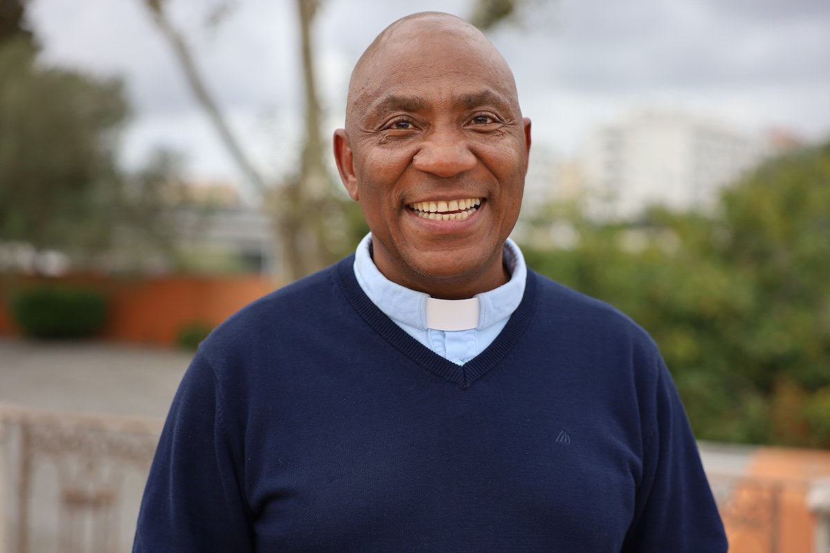 Os acolhimentos e sorrisos do sacerdote Custódio Langane que auxiliam na recuperação no IPO – Emissão 30-10-2025