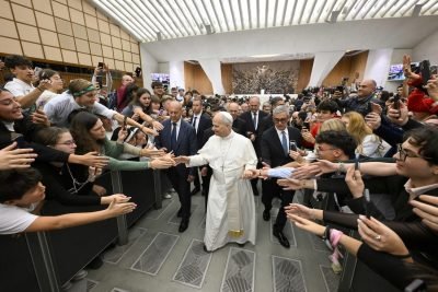Papa recorda época como educador para enfrentar desafios de estudantes no Jubileu do Mundo Pedagógico