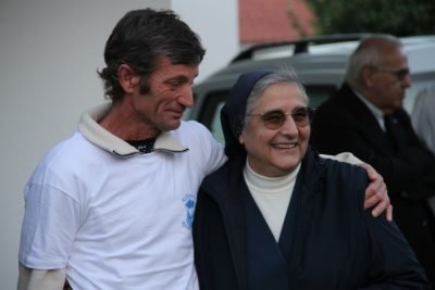 Um lugar para se acomodar, oferecer a única refeição quente do dia e dedicar cuidado a quem tem «grande sede de afeto»