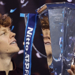 Jannik Sinner supera Carlos Alcaraz e ganha o ATP Finals