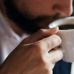 A dura realidade sobre o café: o ato cotidiano que está poluindo os rios.