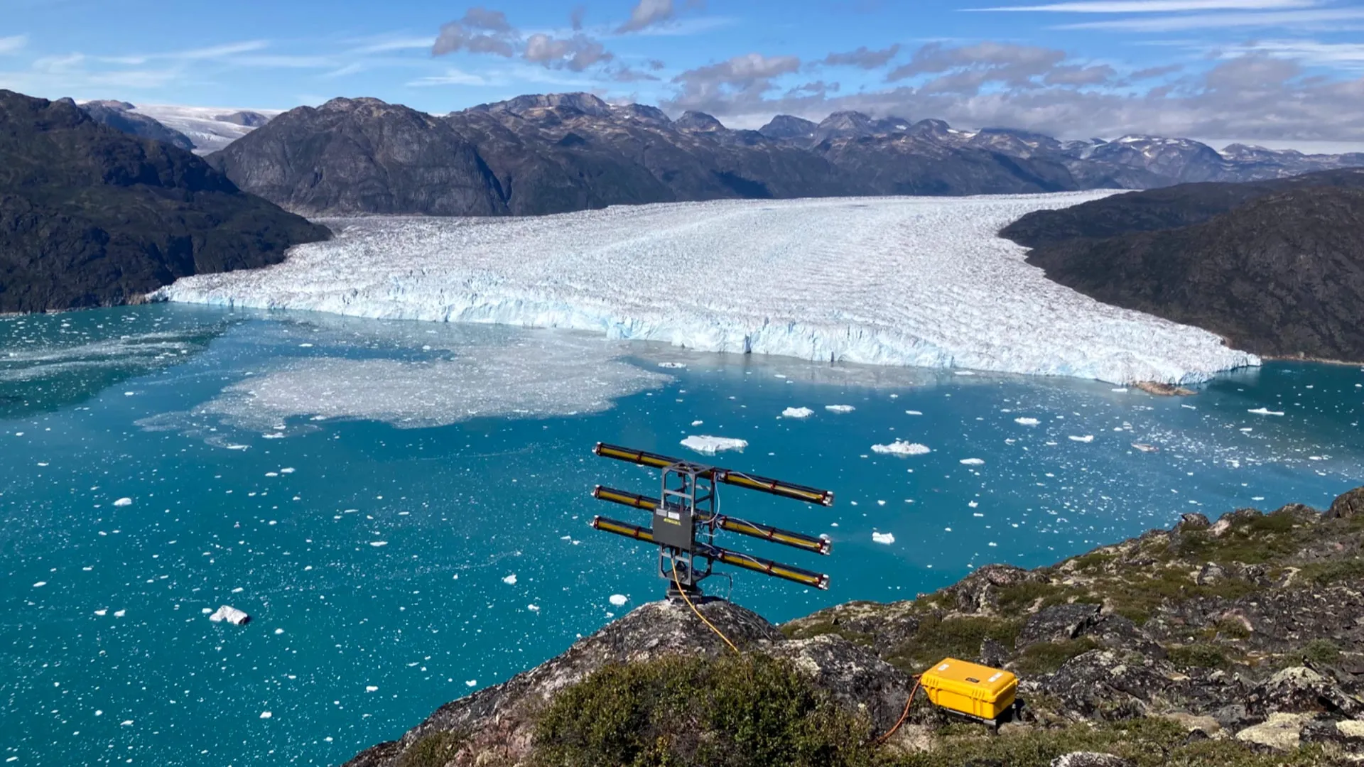Ondas ocultas gigantes estão derretendo rapidamente as geleiras da Groenlândia.