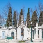 Dia de Finados é comemorado hoje, mas tradição de frequentar cemitérios em 1º de novembro continua.