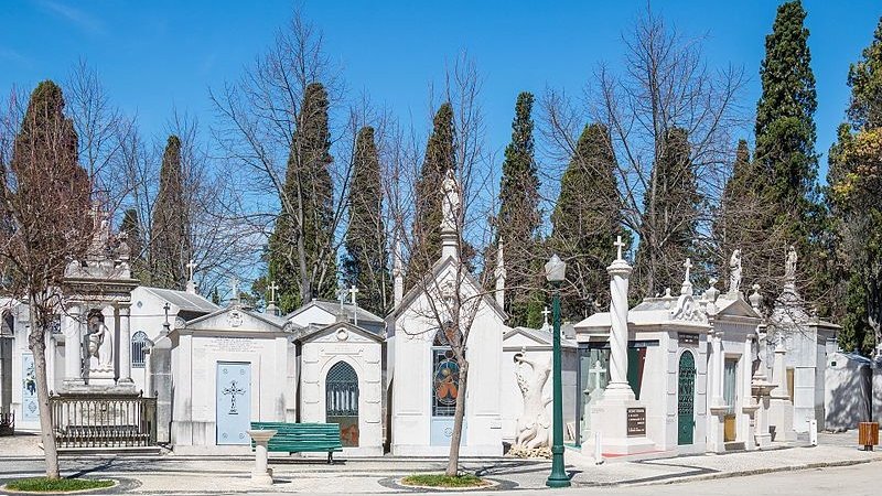 Dia de Finados é comemorado hoje, mas tradição de frequentar cemitérios em 1º de novembro continua.