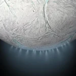 Oceano quente sob a lua gelada de Saturno, Encélado, pode ser ideal para a vida.
