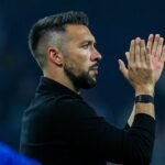 Froholdt reconhece que finalizou de maneira inadequada no gol, Farioli enfatiza domínio e esclarece lesão de Bednarek.