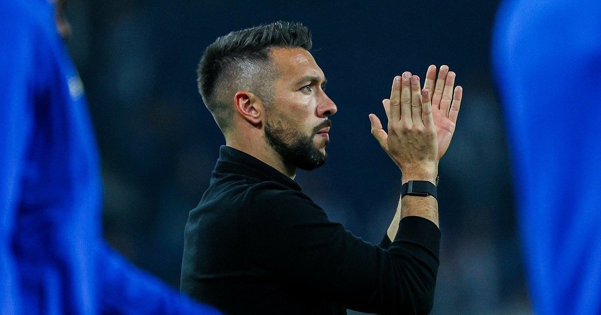 Froholdt reconhece que finalizou de maneira inadequada no gol, Farioli enfatiza domínio e esclarece lesão de Bednarek.