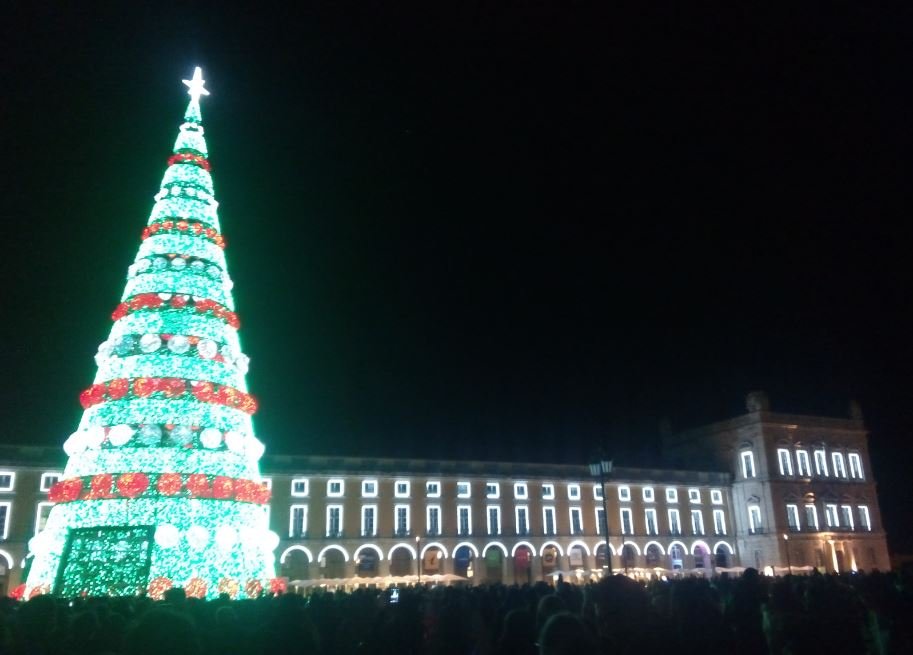 Natal chega a Lisboa: Luzes brilham com alegria no Terreiro do Paço