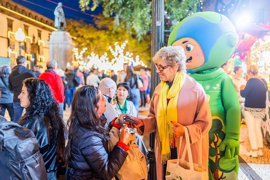 <p>CMF promove campanha de conscientização no coração do Funchal para erradicar as bitucas no chão</p>