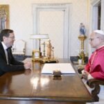 <p>Santo reprova «todas as manifestações de antissemitismo», em diálogo telefónico com o líder de Israel</p>