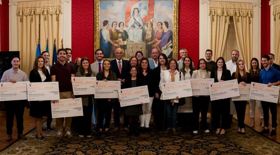 Municipio Do Funchal Entregou 15 Bolsas De Merito E De Valor No Valor De 2 Mil Euros Cada