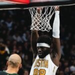 Neemias Queta brilha pelos Celtics, mas não impede a derrota.