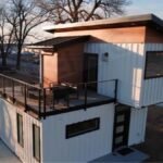 <p>Deseja um lar diferente por menos de 24 mil euros? Este possui dois pisos, cozinha mobilada e banheiro, disponível para aquisição.</p>