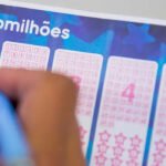 <p>Terminar 2025 na sociedade dos peculiares com 17 milhões de euros na carteira? Tem hoje sua derradeira chance no Euromilhão.</p>