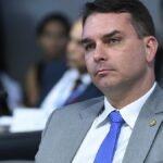 <p>Jair Bolsonaro declara respaldo ao filho Flávio para as eleições de 2026 no Brasil. PL já assegurou o postulante.</p>