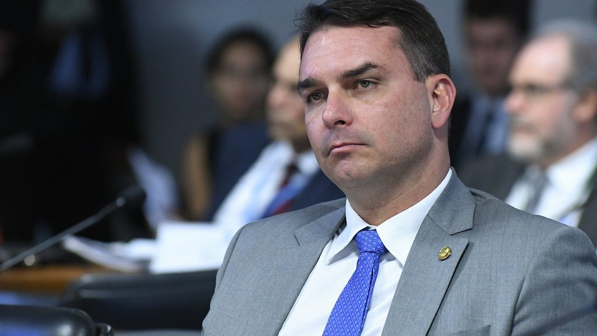 <p>Jair Bolsonaro declara respaldo ao filho Flávio para as eleições de 2026 no Brasil. PL já assegurou o postulante.</p>