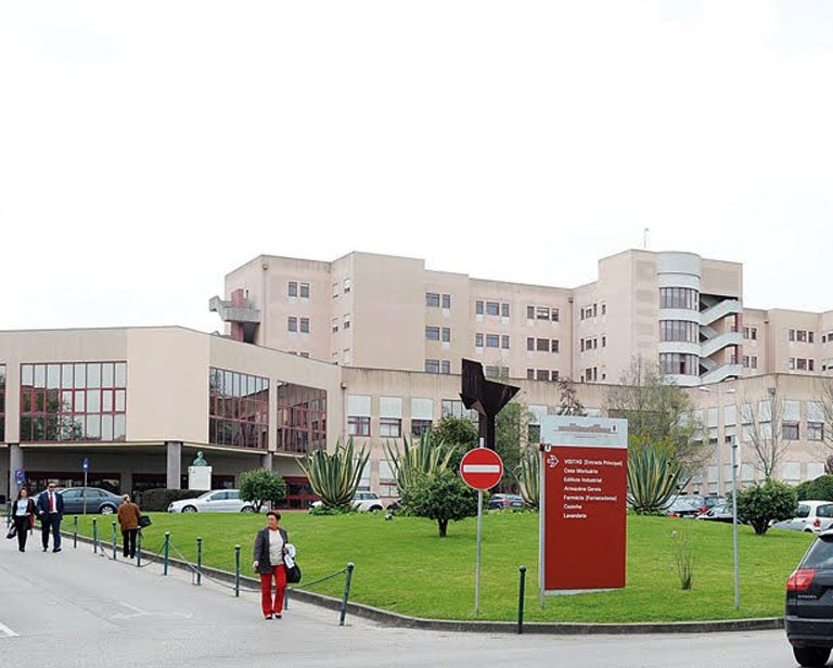 <p>Pacientes críticos aguardando acima de 16 horas na emergência geral do Amadora