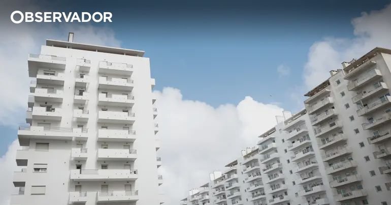 <p>Quem alienar o imóvel e adquirir outro para alugar escapa da tributação sobre ganhos de capital. As recentes iniciativas do Executivo para a habitação, em seis aspetos.</p>