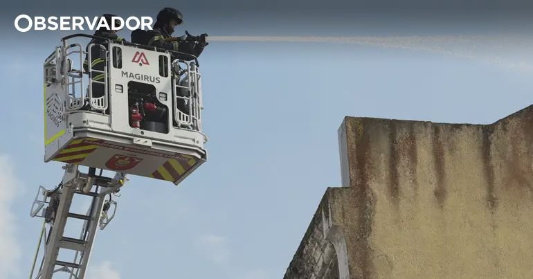 <p>Fogo destrói prédio industrial abandonado de três andares na Trofa</p>