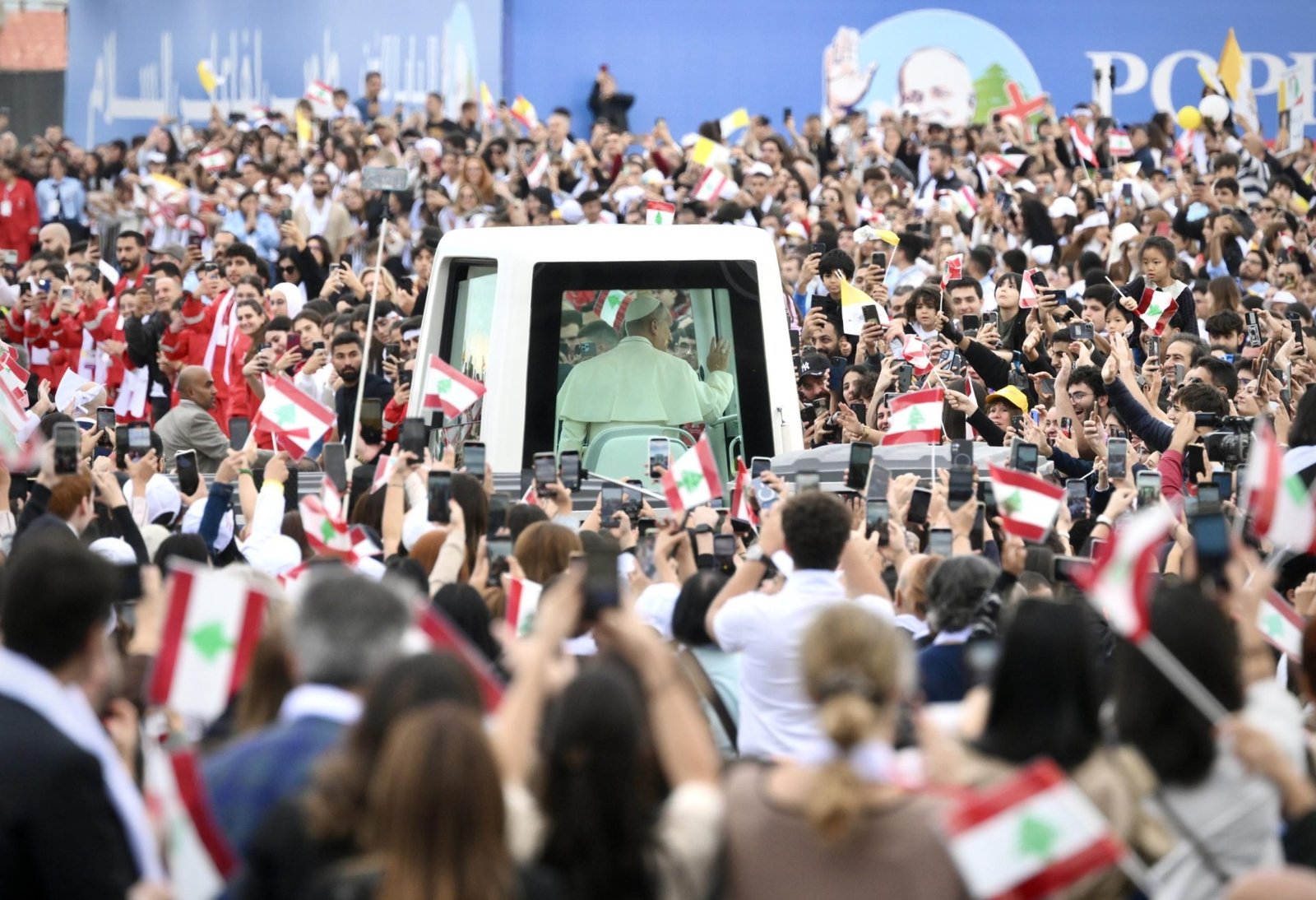 <p>Sumo Pontífice propõe nova direção para Oriente Médio, visando ultrapassar «divergências políticas, sociais e religiosas»</p>