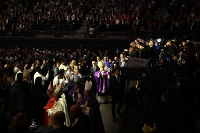 Pontífice chama a demolir «barreiras da intolerância e da suspeição» para combater conflitos