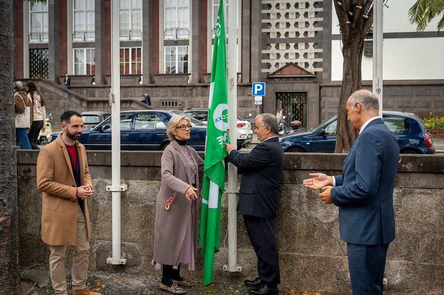 <p>Funchal comemora o Dia Mundial da Educação Ecológica com a elevação da 10.ª Bandeira Verde ECOXXI</p>